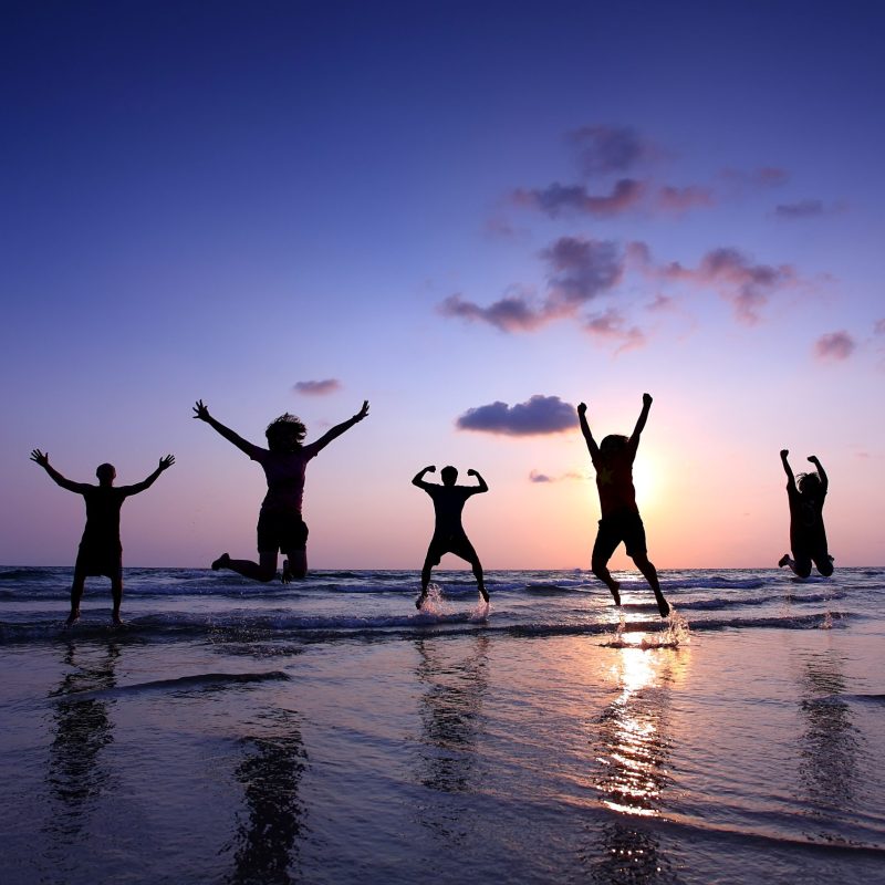 Jump,The,Simultaneously,On,The,Sea,,A,Happy,Holiday,In